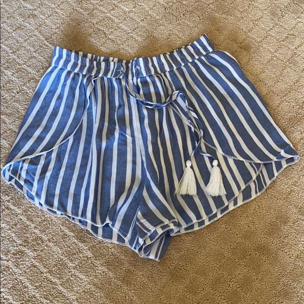American Eagle flows shorts